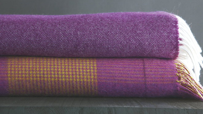 Accessoires confortables comme des plaids et des coussins complètent la collection.