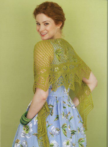 Châle en croissant de lune en fil coton et soie au point Cat'seye, Mrs Hunter pattern, et bordure close Cluster et lace holes en modèle sur le livre La magie de la dentelle Shetland.