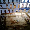 La table de peinture du peintre cartonnier, un atelier récupéré dans un atelier familial.