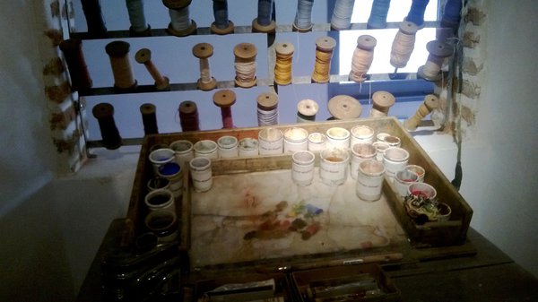 La table de peinture du peintre cartonnier, un atelier récupéré dans un atelier familial.