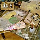 Palettes et peinture du peintre cartonnier ponctuent la visite de l'Atelier Musée.