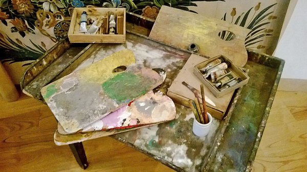 Palettes et peinture du peintre cartonnier ponctuent la visite de l'Atelier Musée.
