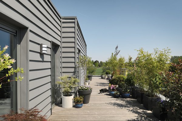 Contemporain et parfaitement résistant comme protection contre les intempéries, un bardage en zinc habille une façade avec élégance et efficacité. Résidence Les Jardins de Wellington en Belgique, par Cerau Architects Partners.