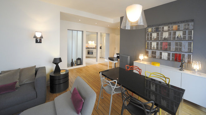 L’ancienne séparation des deux pièces a disparu. Le couloir a disparu au profit d’un rangement à portes coulissantes et le parquet d’origine a été rénové et éclairci.