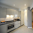 Une cuisine moderne (Schmidt) qui a gagné en fonctionnalité et luminosité. Elle n’a pas changé de place mais ses équipements ont été entièrement renouvelés et sa forme biscornue rationnalisée.