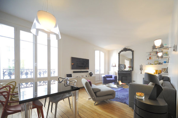 Le miroir et la cheminée repeints en gris ont été conservés. Dans cette couleur, ils s’intègrent à l’espace et font écho au mur peint à l’autre extrémité de l’espace. Une pièce de vie où la mémoire de l’ancien a disparu.