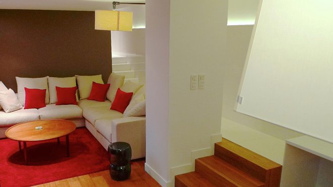 L’escalier a été découpé en deux parties reliées par un plateau pour alléger sa présence. L’escalier a été découpé en deux parties reliées par un plateau pour alléger sa présence.