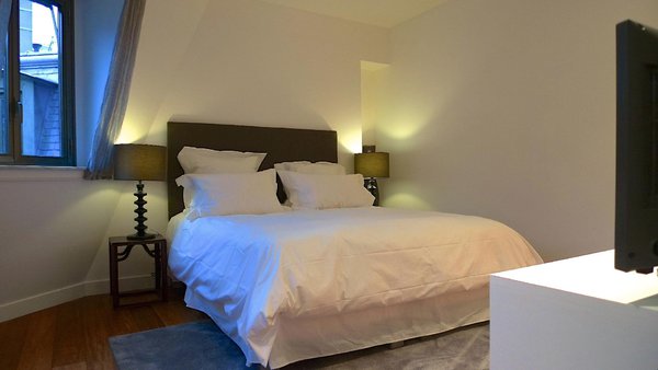 La chambre sous les toits est douillette. La couleur blanche agrandit l’espace. Le sol est réchauffé par un parquet en bambou à la teinte chaleureuse.