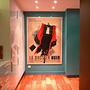 L’entrée d’origine supprimée a permis d’intégrer les éléments de la cuisine à l’extrémité de l’espace sans place perdue.