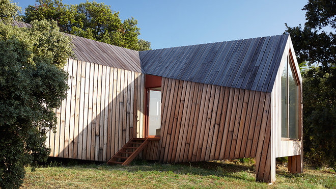 Implantée sur une pente rocailleuse, la construction de la Cabotte corrige la légère inclinaison inhérente au terrain.
