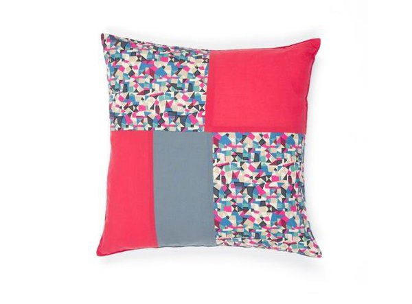 Coussin 47 x 47 cm. Intérieur 380 g, anti-acarien. 100% coton. 65 €. Coussin patchwork Coco Tutti Frutti.