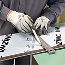 Étape 5 : Les lames en zinc de VMZ Clin se découpent aisément sur le chantier afin d’adapter les panneaux aux dimensions du projet. Étape 5 : Les lames en zinc de VMZ Clin se découpent aisément sur le chantier afin d’adapter les panneaux aux dimensions du projet.