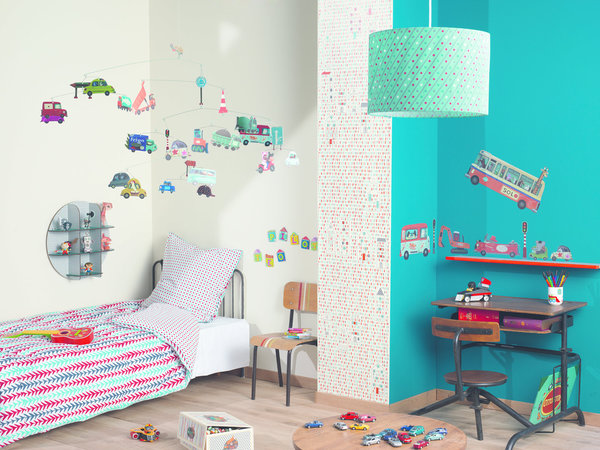 Adroite association d'une teinte forte, d'une teinte neutre et d'un papier-peint pour habiller les murs d'une chambre d’enfant dans la nouvelle gamme de couleur conçue pour eux.