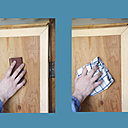 Etape 2 armoire : poncez ensuite la surface intérieure de l’armoire, puis, dépoussiérez avec un chiffon en coton.