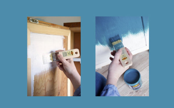 Etape 3 armoire : dans un premier temps, appliquez l’enduit de préparation au pinceau plat, sur la porte intérieure de l’armoire. Puis, dans un second temps, appliquez la peinture caséine, coloris Bleu pétrole au pinceau plat, toujours sur la porte intérieure de l’armoire.