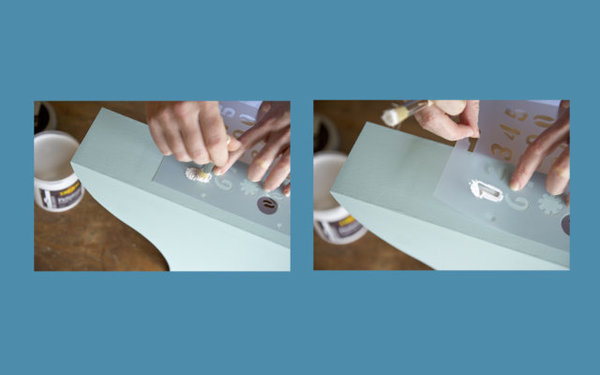 Etape 3 porte-revues : pour finir, réalisez des pochoirs déco avec la peinture caséine, coloris Blanc albâtre, pour créer un effet de contraste.