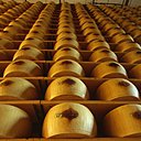 Les travées de meules de parmesan en cours d’affinage.