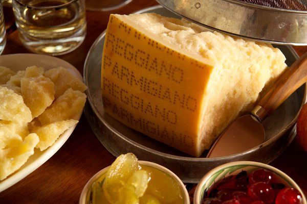 Les Français le nomment parmesan, mais l’authentique n’est autre que le Parmigiano Reggiano !
