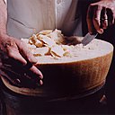 Durant l’affinage en cave, le parmesan développe sa texture, sa saveur et sa digestibilité. Depuis 1996, le Parmigiano Reggiano est devenu une AOP européenne.