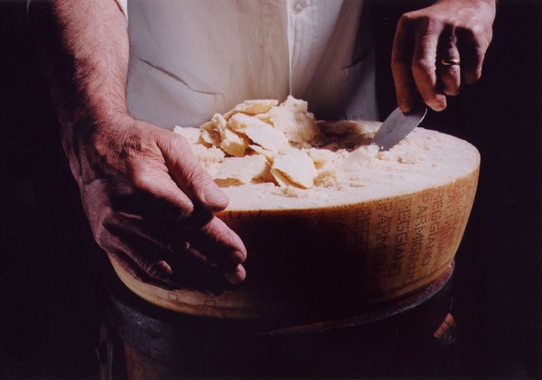 Durant l’affinage en cave, le parmesan développe sa texture, sa saveur et sa digestibilité. Depuis 1996, le Parmigiano Reggiano est devenu une AOP européenne.