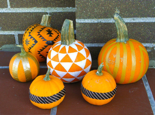 Parfait mélange de rayures en adhésif Masking Tape, de triangles et autres motifs géométriques peints avec un pinceau fin et de la peinture acrylique.