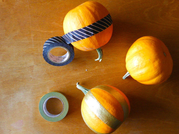 Une fois nettoyées, les mini citrouilles se prêtent volontiers au décor du Masking Tape.