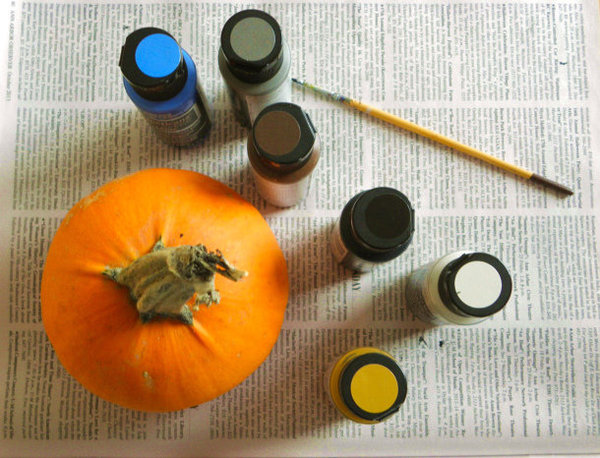 Pour peindre une citrouille, il vous faudra, une mini citrouille, des peintures acryliques et un pinceau.