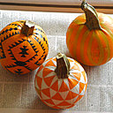 Peinture et rayures font bon ménage pour décorer les mini citrouilles.