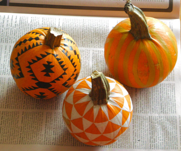 Peinture et rayures font bon ménage pour décorer les mini citrouilles.
