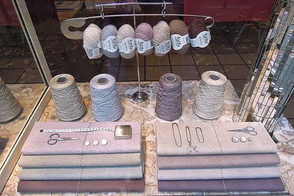 La vitrine de la boutique La Croix et la Manière offre un bel aperçu des matières.