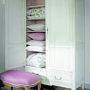 Chez Grange, éditeur français depuis 110 ans, nous avons repéré cette superbe armoire, qui s’intègrera parfaitement dans une chambre à l’allure romantique.