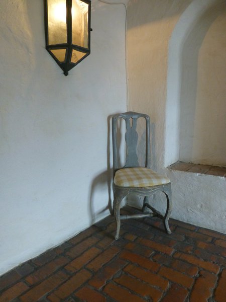 Caractéristique du style Gustavien, cette jolie chaise se compose d’une structure en bois patinée et sobrement ouvragée. Côté assise, c’est une galette recouverte d’une cotonnade à grands carreaux Vichy, qui l’habille tout en lui conférant un charme d’antan.