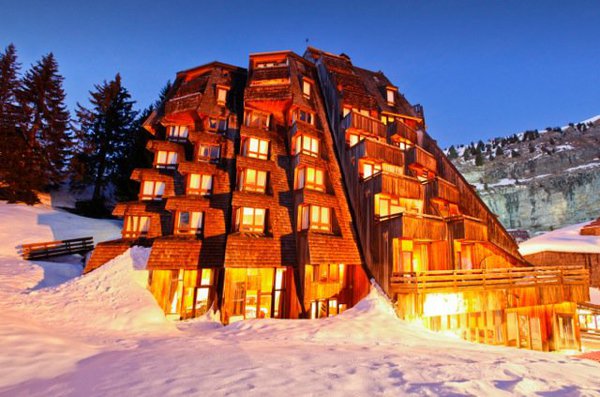 L’Hôtel Des Dromonts, un hôtel 4 étoiles skis aux pieds destiné à une clientèle jeune et sportive.