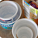 Pots de fromage blanc de différents formats et récipients en carton font des moules parfaits!