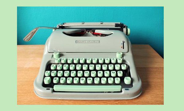 Si belle qu'elle en devint un objet décoratif. Une machine à écrire de récupération. Prix sur demande. Brocante Lab.