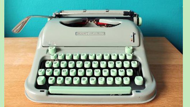 Si belle qu'elle en devint un objet décoratif. Une machine à écrire de récupération. Prix sur demande. Brocante Lab. Si belle qu'elle en devint un objet décoratif. Une machine à écrire de récupération. Prix sur demande. Brocante Lab.