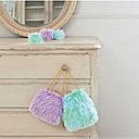 Des sacs en fourrure aux couleurs acidulées raviront les petites princesses !