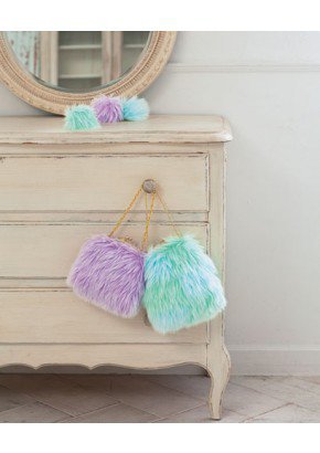 Des sacs en fourrure aux couleurs acidulées raviront les petites princesses !