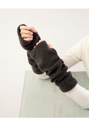 Manches de comptable ? oui mais en faux mouton noir à rajouter sur un pull et réchauffer les mains.