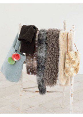 Echarpes de toutes tailles et aspects imitant à la perfection les fourrures traditionnelles.