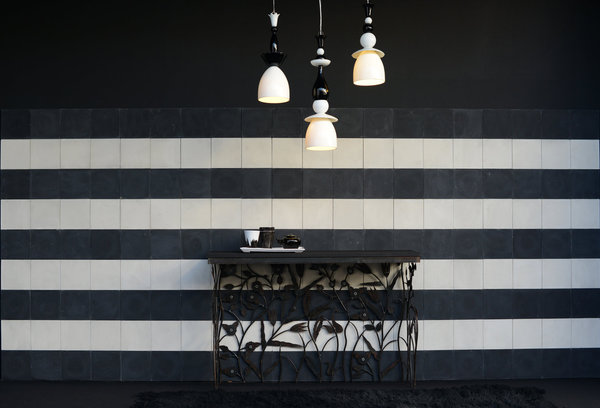 Et si vous n’êtes pas un adepte de la couleur, vous pouvez opter pour des carreaux de ciment noir et blanc. Ainsi disposés, de manière géométrique et linéaire, ils donneront du cachet à votre pièce (chez Emery & cie).