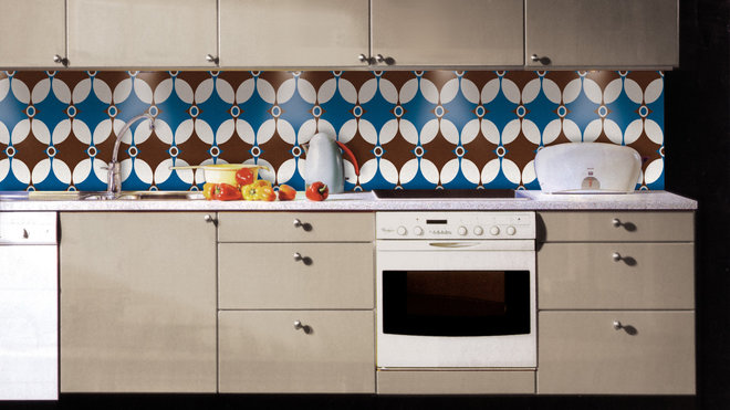 Les carreaux de ciment ont aussi leur place dans la cuisine. La preuve avec cette jolie crédence aux motifs traditionnels des années 70, rétro à souhait, créée par Akin & Suri, le duo formé par l’architecte d’intérieur turque, Burcu Akin et le créateur textile indien, Piyush Suri (chez Carocim).