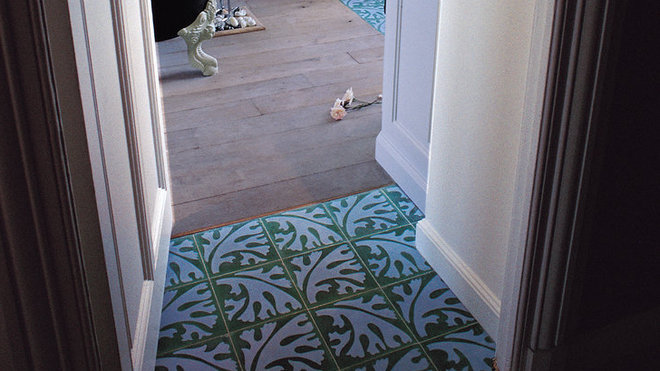 Dans cette salle de bains, c’est le mélange entre carreaux de ciment, ornés d’entrelacs floraux (Carocim), et parquet ancien, qui nous séduit particulièrement.