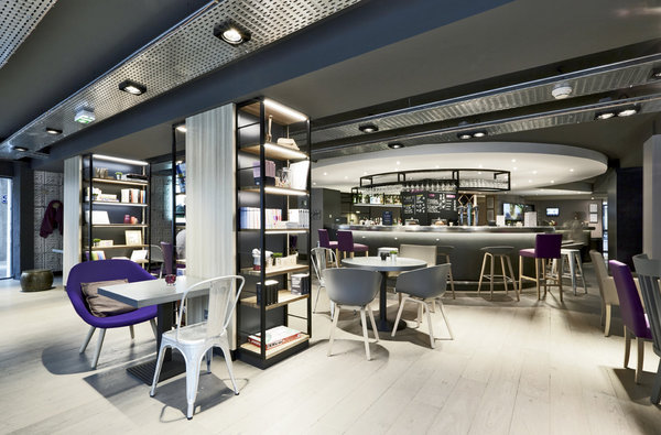 Le Comptoir Campanile de Nancy : ce lieu de vie version « Bar Lounge » propose une restauration de bar adaptée aux habitudes de consommation d’une clientèle urbaine. Le tout dans un style industriel et élégant.