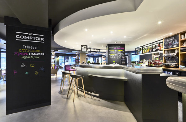 Le grand bar-comptoir est l’élément central de ce nouvel espace de vie animé, à taille humaine. Et pour renforcer la convivialité du lieu, une jolie ardoise déco annonce la couleur et invite à « trinquer, savourer, papoter, s’amuser ou juste se poser ».