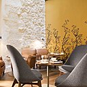 Atmosphère chaleureuse dans le lobby. Fauteuil club, The Conran Shop. Chaise, de Neri & Hu pour De la Espada. Tables, Formstelle, Zeitraum. Guéridon, Pols Potten. Lampadaire, Jielde. Papier-peint, Timorous Beasties.