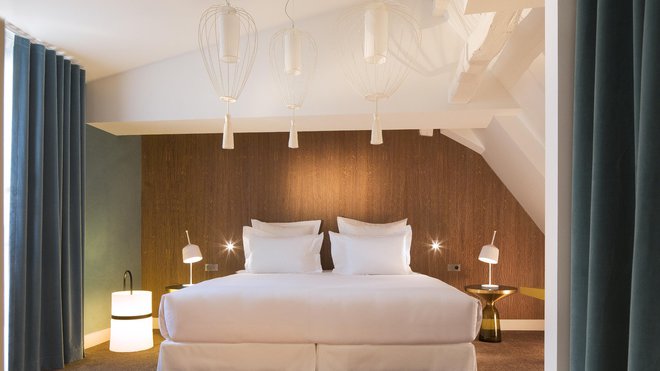 La chambre Clara Gazu, pseudo de Prosper Mérimée. Tête de Lit en noyer sculpté, Christian Lacroix, Marotte. Table de chevet de Sebastian Herkner, Classicon. Lampe de chevet de Arthur Hoffner, et lampe au sol dessinée par Pierre Charpin, les deux chez Ligne Roset. Suspension de Matteo Ugolini, Karman.