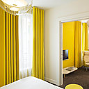 Lumineux et éclatant, le jaune est la couleur dominante de la suite James Jewel. Suspension de Philippe Nigro, chez Ligne Roset.