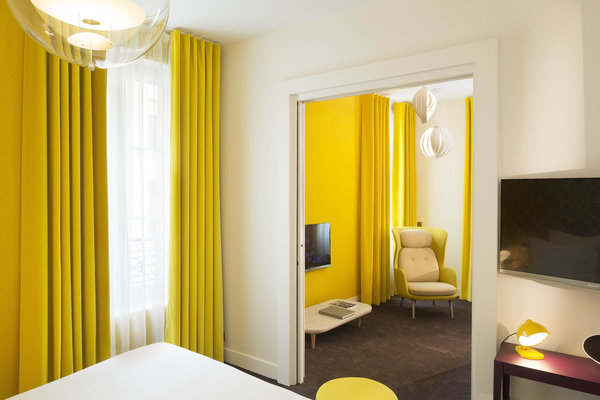 Lumineux et éclatant, le jaune est la couleur dominante de la suite James Jewel. Suspension de Philippe Nigro, chez Ligne Roset.
