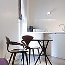 Le nom de la suite Saint Léger est l’un des multiples pseudonymes du grand poète St John Perse. Guéridon de Out of Stock, Ligne Roset. Fauteuils Cherner de Norman Cherner, The Conran Shop.